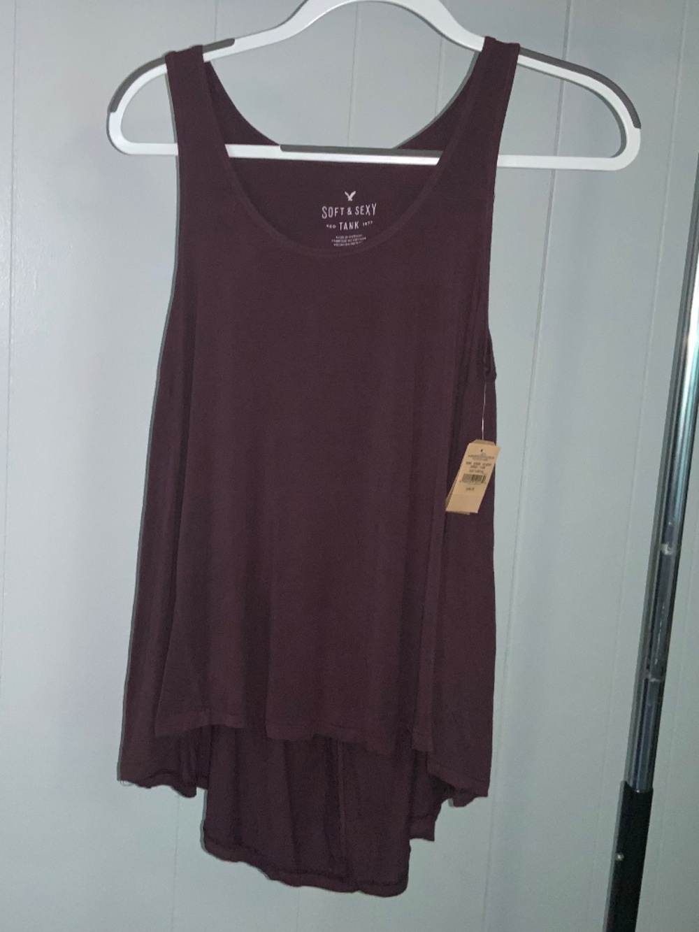 American Eagle Soft & Sexy tank top tee Sz S hi low hem back pleat